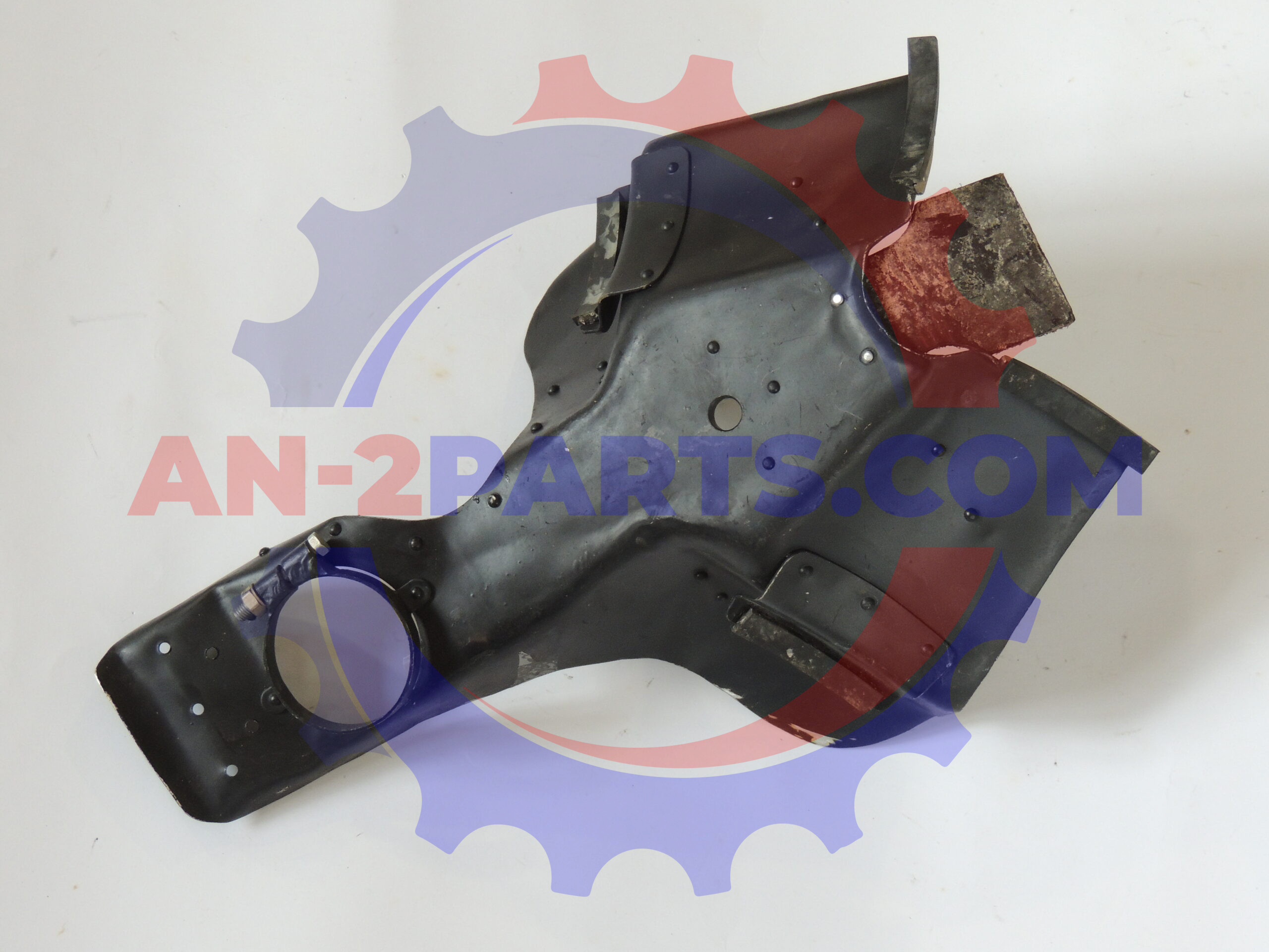 Deflektor cylindra z wycięciem między cylindrami 4 i 5 oraz 6 i 7- zespół, Cylinder baffle with cut-out between cylinders 4-5 and 6-7, assembly